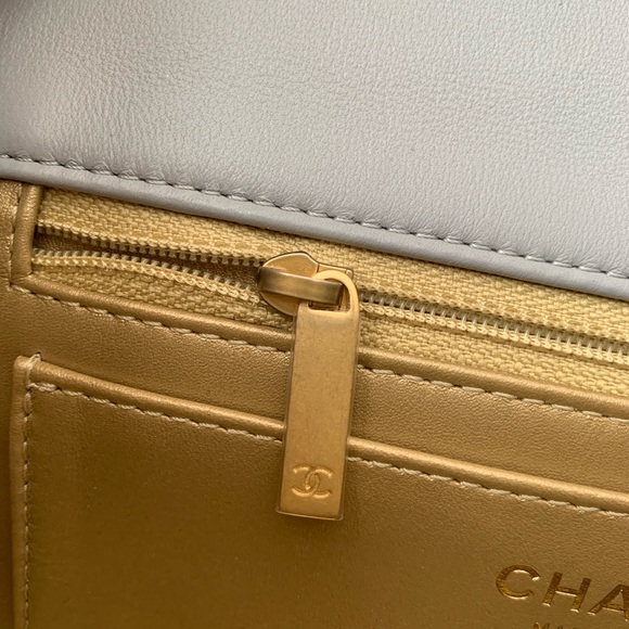 SOLDAuthentic Chanel Pearl Crush mini 21B - Picture 6 of 12
